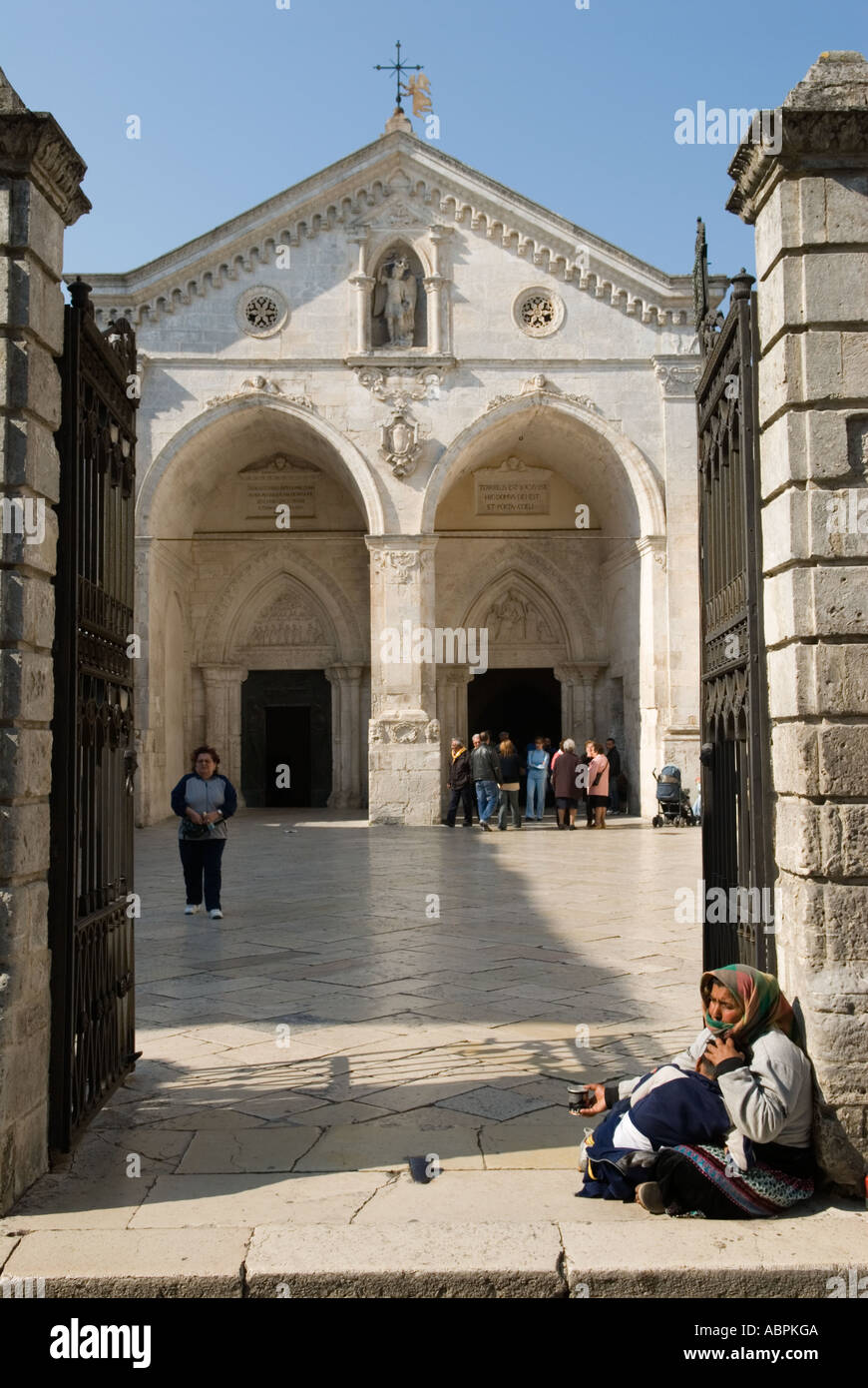 Un mendicante si trova alle porte del Santuario di San Michele Arcangelo, Monte Sant Angelo Puglia Italia meridionale. HOMER SYKES Foto Stock