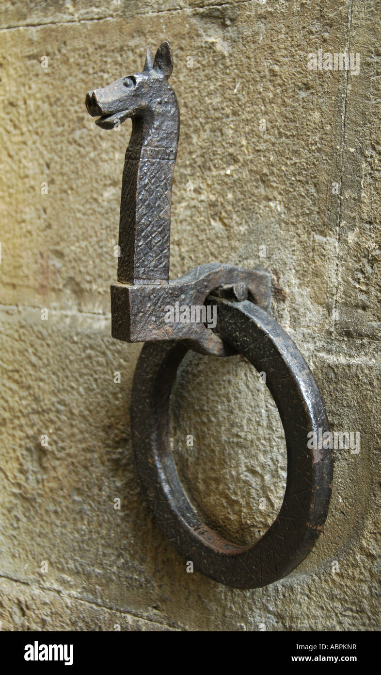 Ferro anello tethering con il design di un cavallo, Volterra, Italia Foto Stock