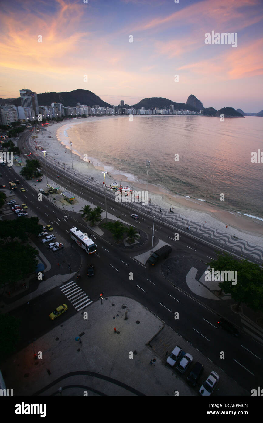 La spiaggia di Copacabana a Rio de Janeiro a nig Foto Stock