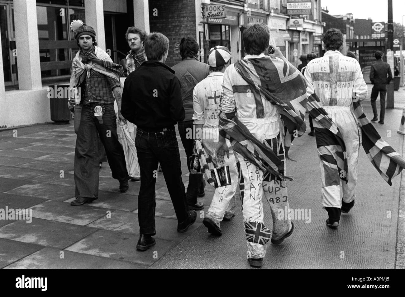 Tifosi di calcio scozzesi e inglesi. I fan scozzesi e inglesi passano per strada prima della partita. Wembley Londra Inghilterra 1981 1980 UK HOMER SYKES Foto Stock
