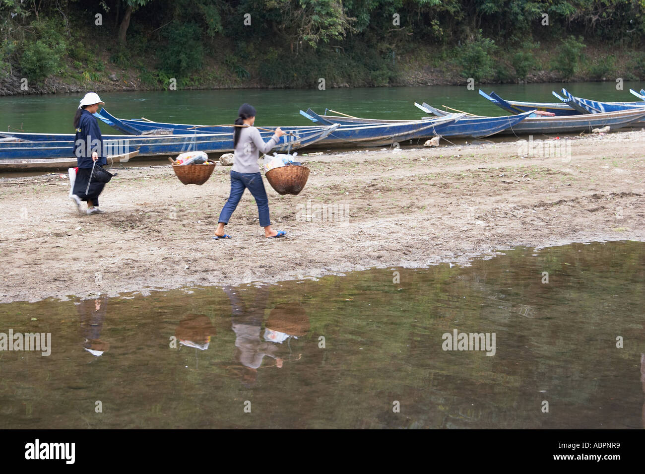 Le donne a piedi lungo il fiume in Ban Aen Village, Luang Prabang Foto Stock