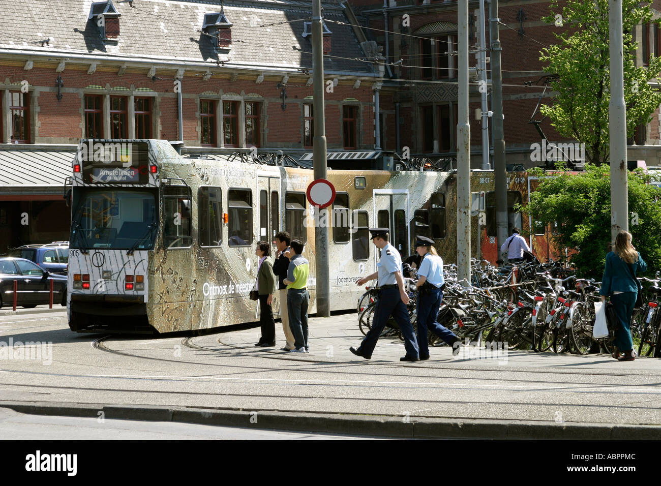 Fermata del tram fuori la principale stazione ferroviaria di Amsterdam, Olanda. Foto Stock