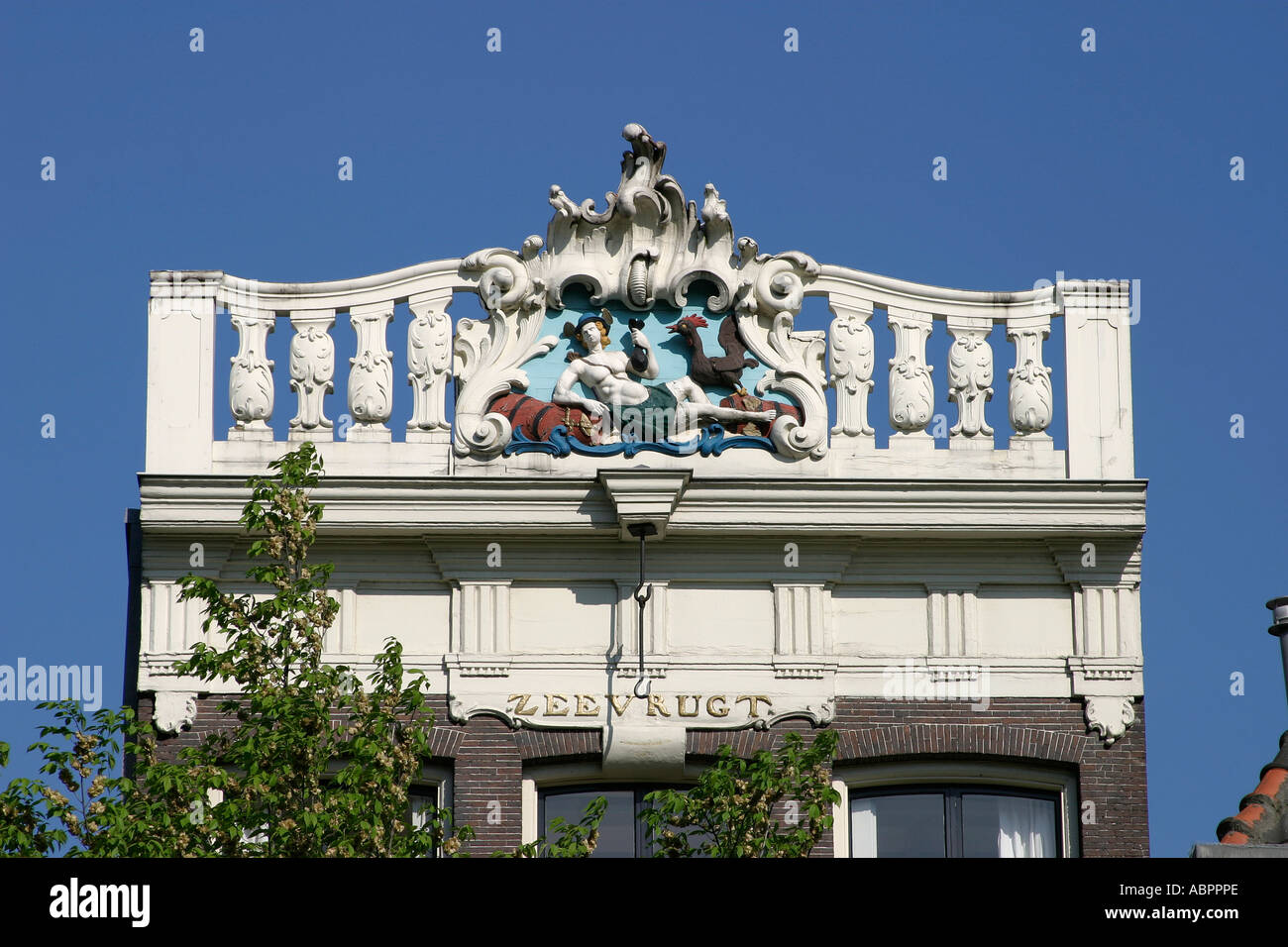 Uno stile Luigi XV cornicione che rappresenta il mare. Il nome della casa è Zeevrugt, Singel 36. Datata 1763. Amsterdam, Olanda. Foto Stock