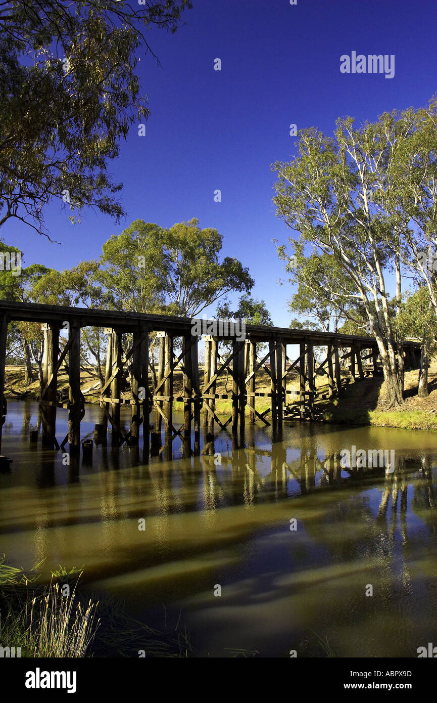 In legno antico ponte ferroviario vicino a Horsham Victoria Australia Foto Stock