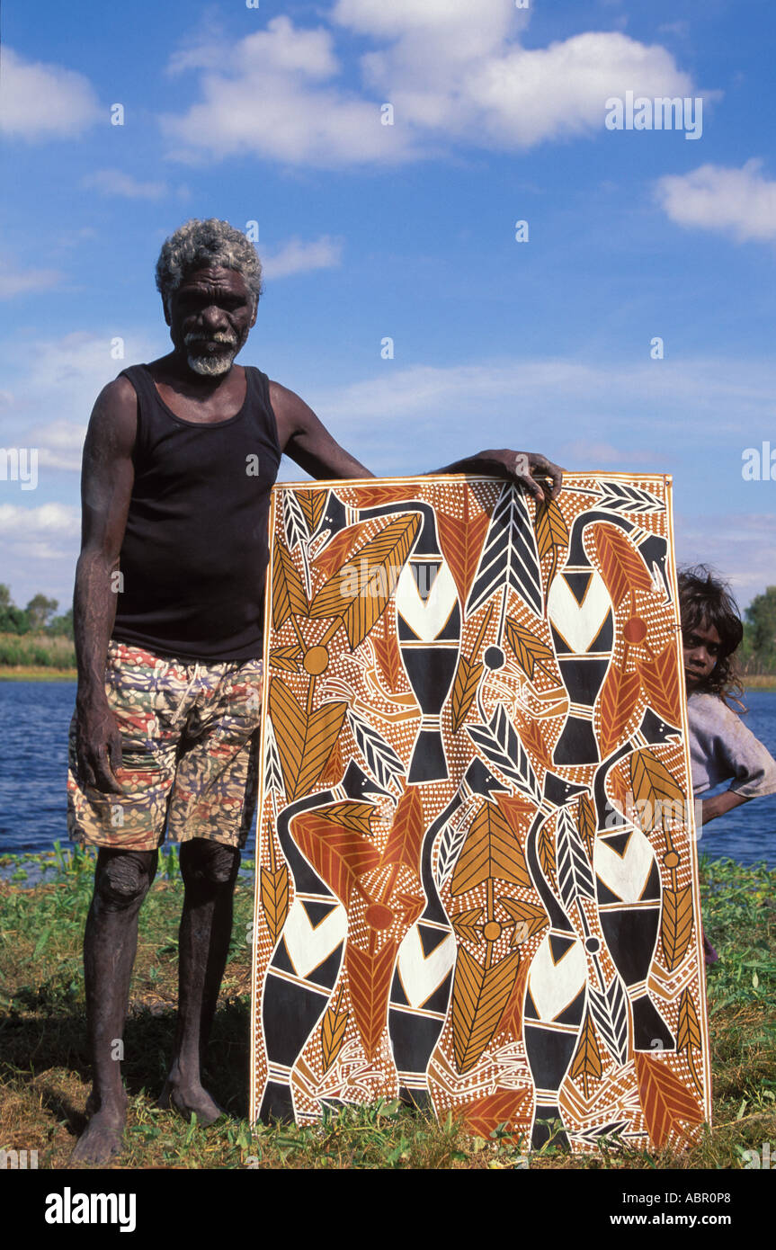 Artista aborigena George Milpurrurru con la sua pittura di corteccia di gazza oche ArnhemLand Foto Stock