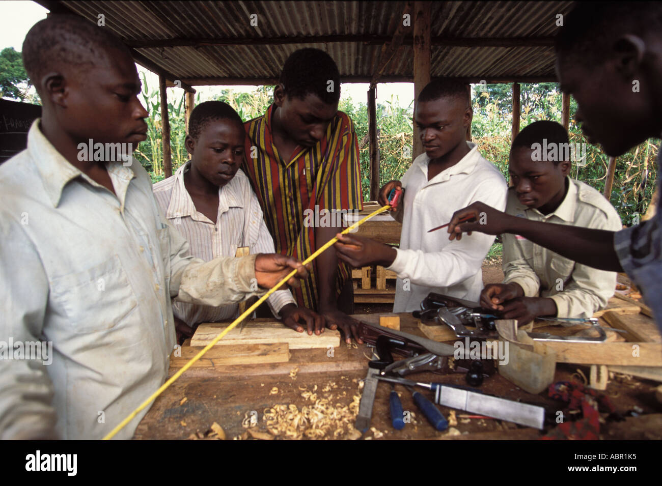 Laboratorio di falegnameria per HIV AIDS in Uganda Foto Stock