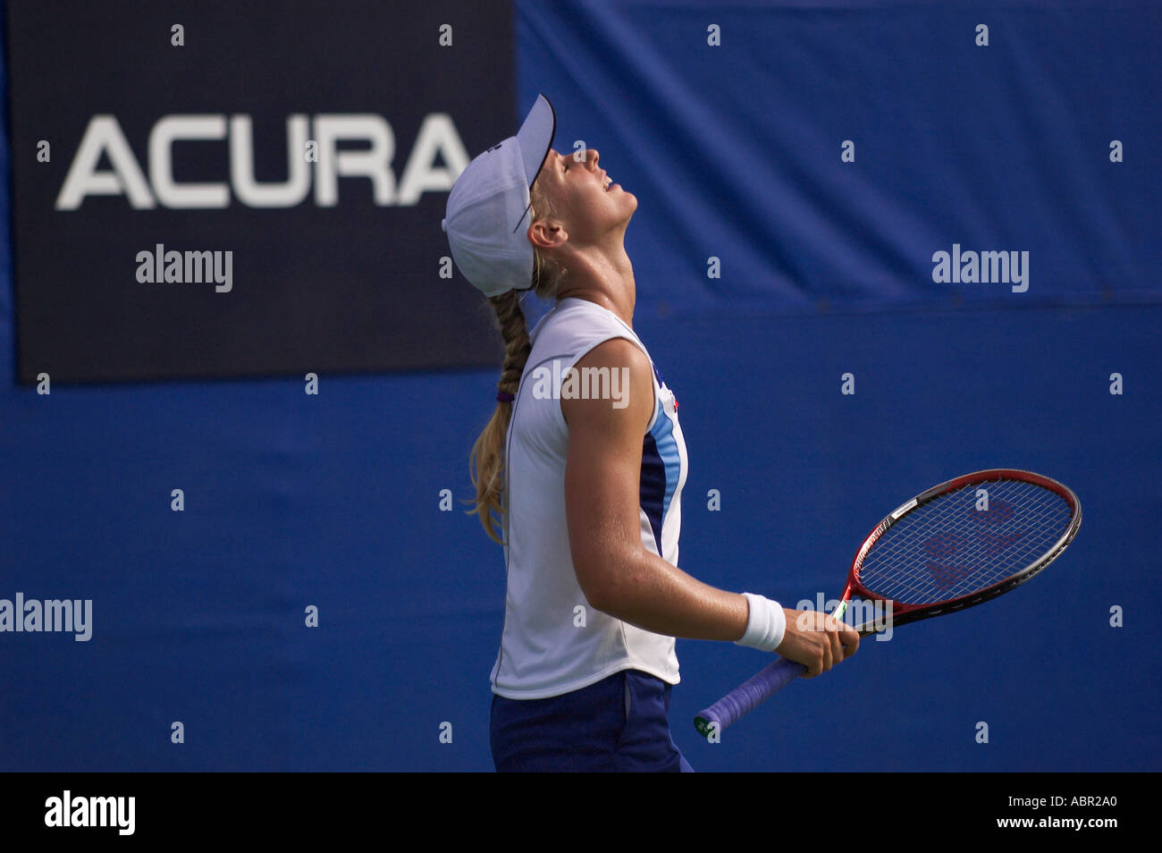 WTA russo giocatore di tennis Elena Dementieva esprime disappunto per il 2003 Acura Classic torneo di tennis presso la costa ca Foto Stock