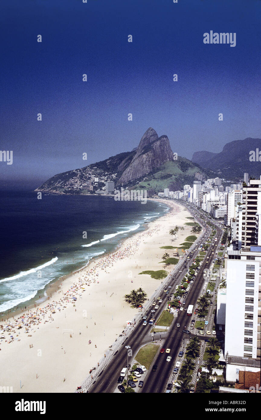 Rio de Janeiro, Brasile. Ipanema e Leblon spiagge e Dois Irmaos con alti edifici lungo la spiaggia. Vista aerea. Foto Stock