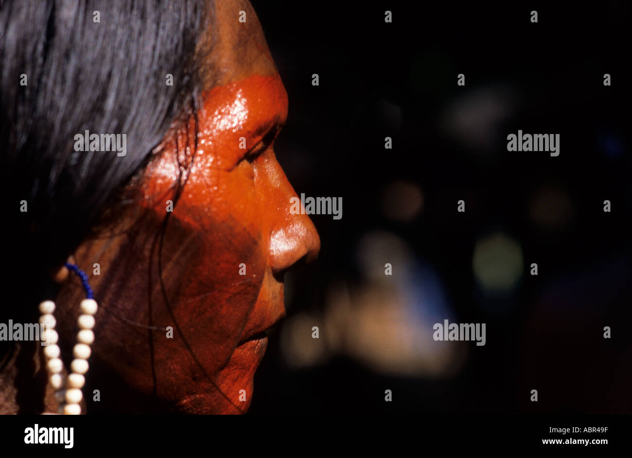 Para Stato, Brasile. Kayapo guerriero dalla UN-Ukre village con la faccia di vernice e tallone anelli auricolari in corrispondenza di Altamira. Foto Stock