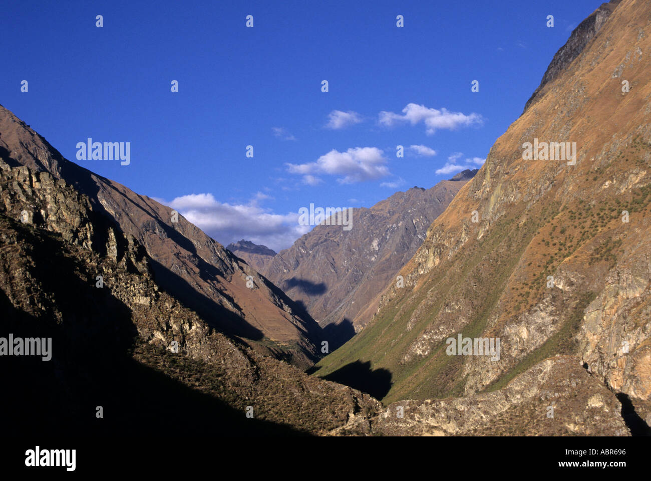 Valle di Urubamba, Perù. V profonda valle sagomata in alto Ande. Foto Stock