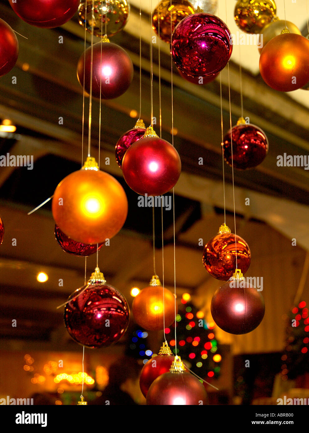 Più vetro colorato baubles decorazioni natalizie pendenti dal soffitto Foto  stock - Alamy