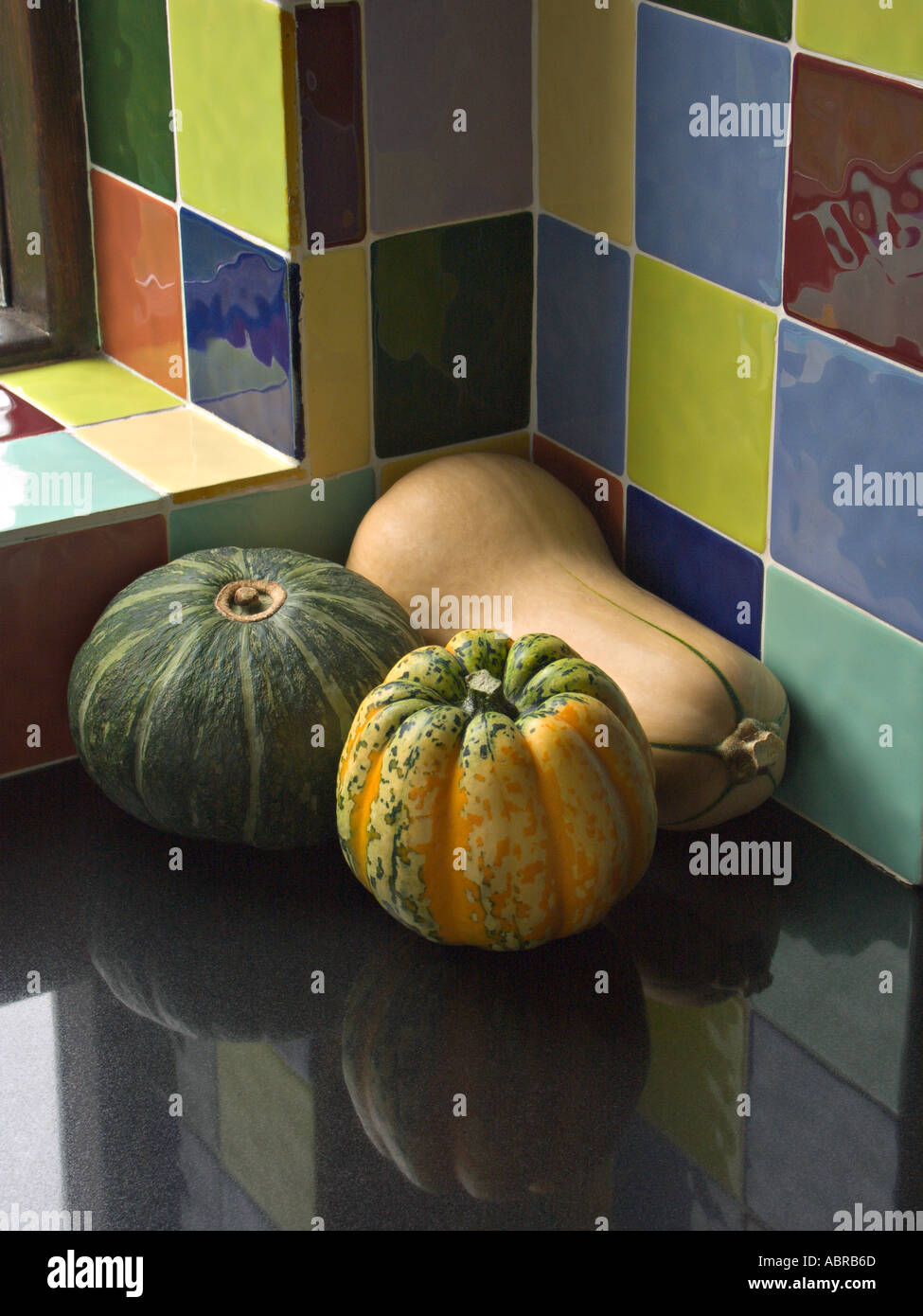 Schiaccia su un granito nero piano cucina Foto Stock