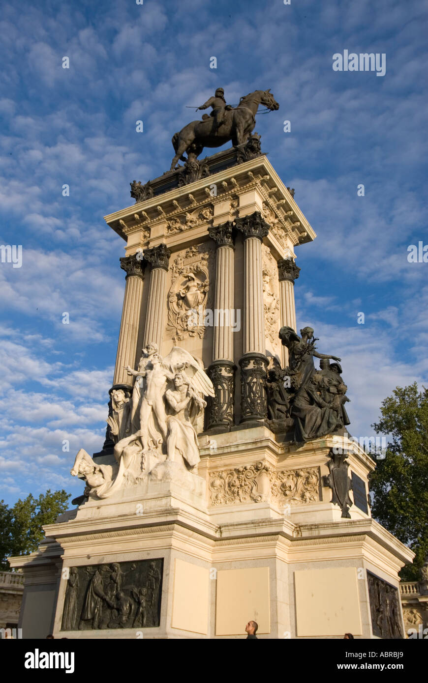 Parque del Buen Retiro il Parco del Retiro Madrid Spagna con statua di Alfonso XII Alfonso X11 Foto Stock