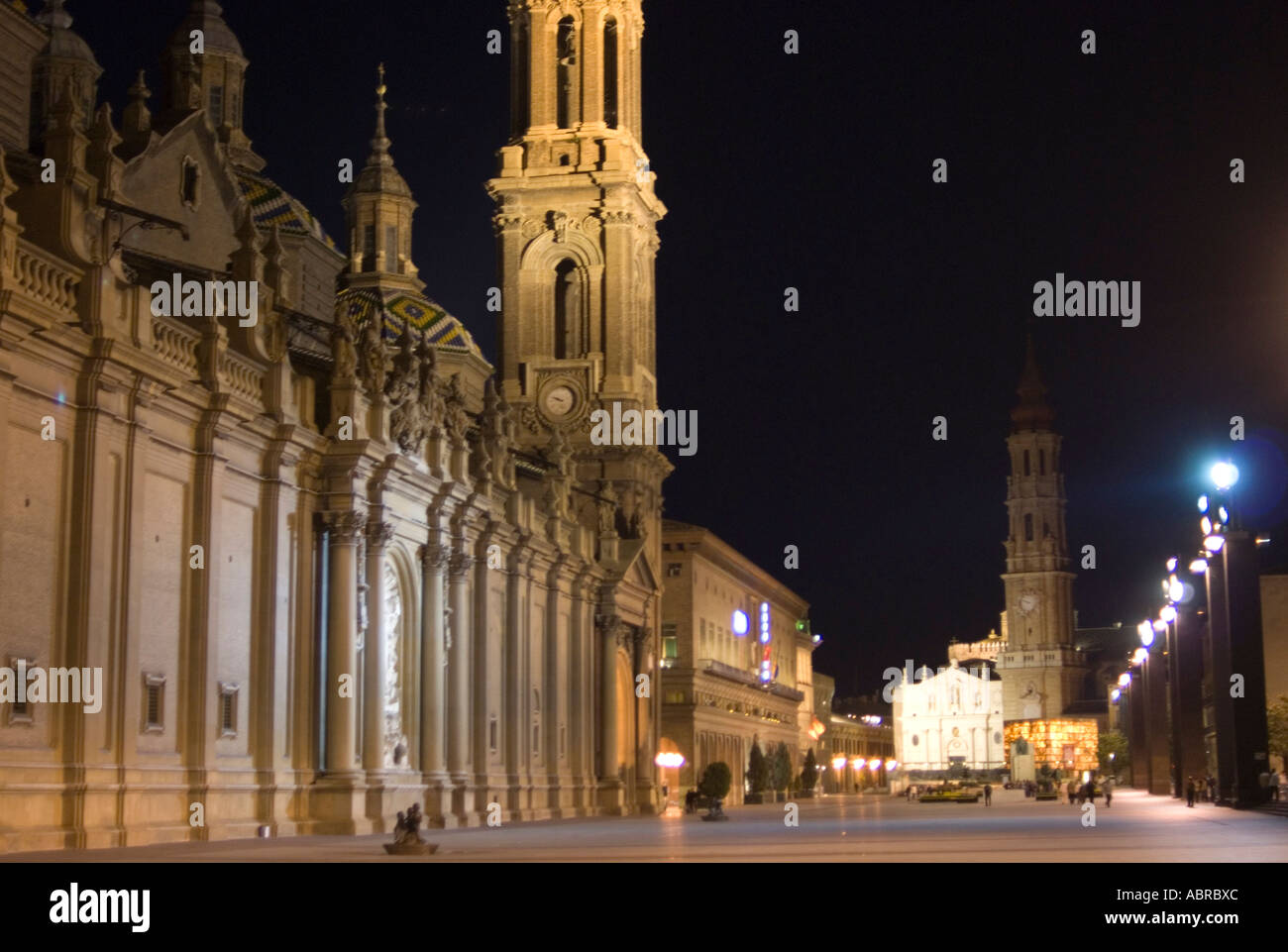 Plaza del Pilar a Zaragoza Spagna la notte illuminata da proiettori Foto Stock