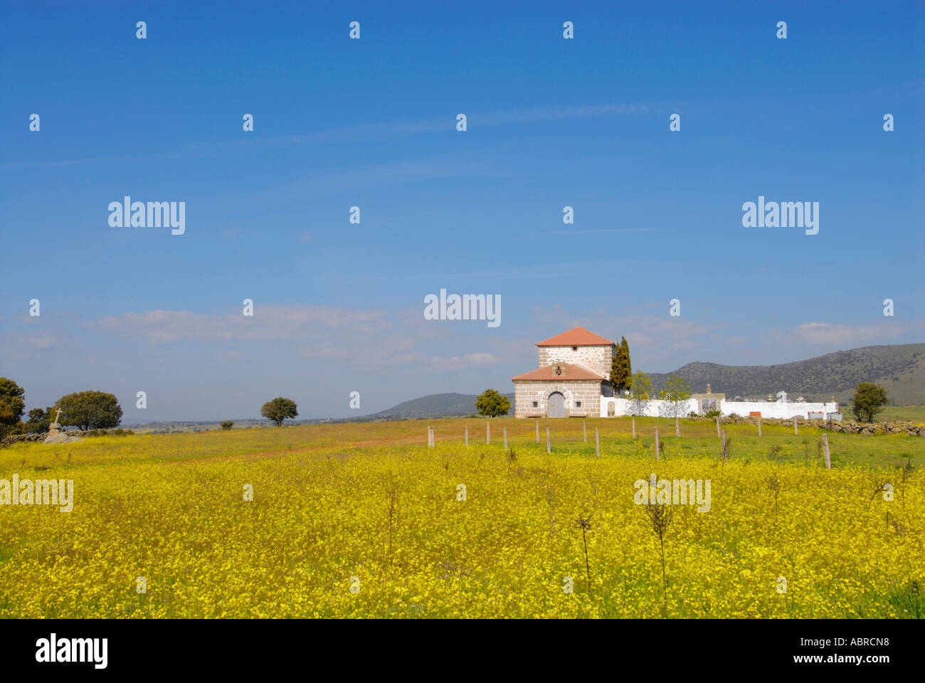 Monastero e cimitero vicino Cespedosa de Tormes Castilla y Leon Spagna Foto Stock