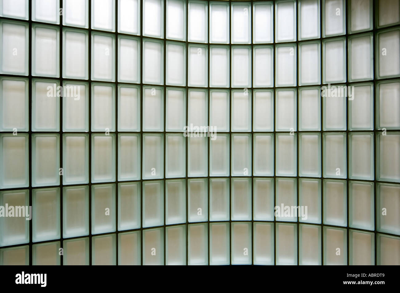 Piccola piazza mattoni in vetro nella parete abstract design pattern ripetitivo trasparenti di vetro curva di riga Foto Stock