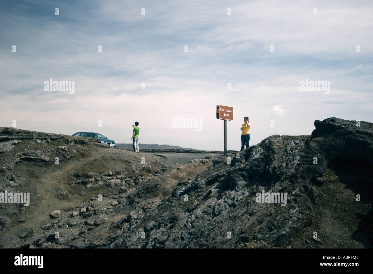 I turisti giapponesi a fotografare la loro auto a sud-ovest della zona di rift, Crater Rim Drive, Parco Nazionale dei Vulcani delle Hawaii Foto Stock