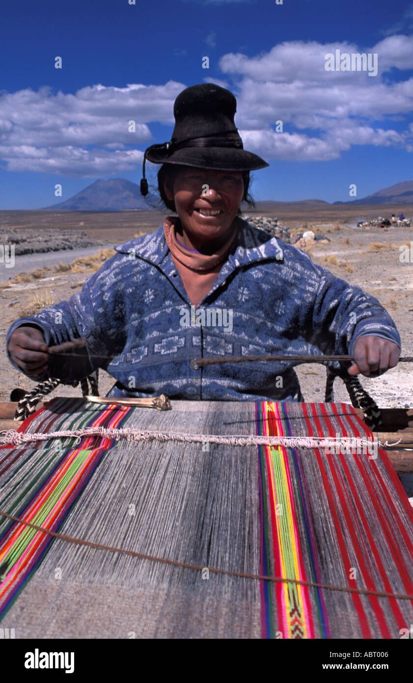 Una lingua Quechua tessitore peruviana al suo telaio in Valle di Colca En route da Arequipa a Chivay Perù Sud America Foto Stock