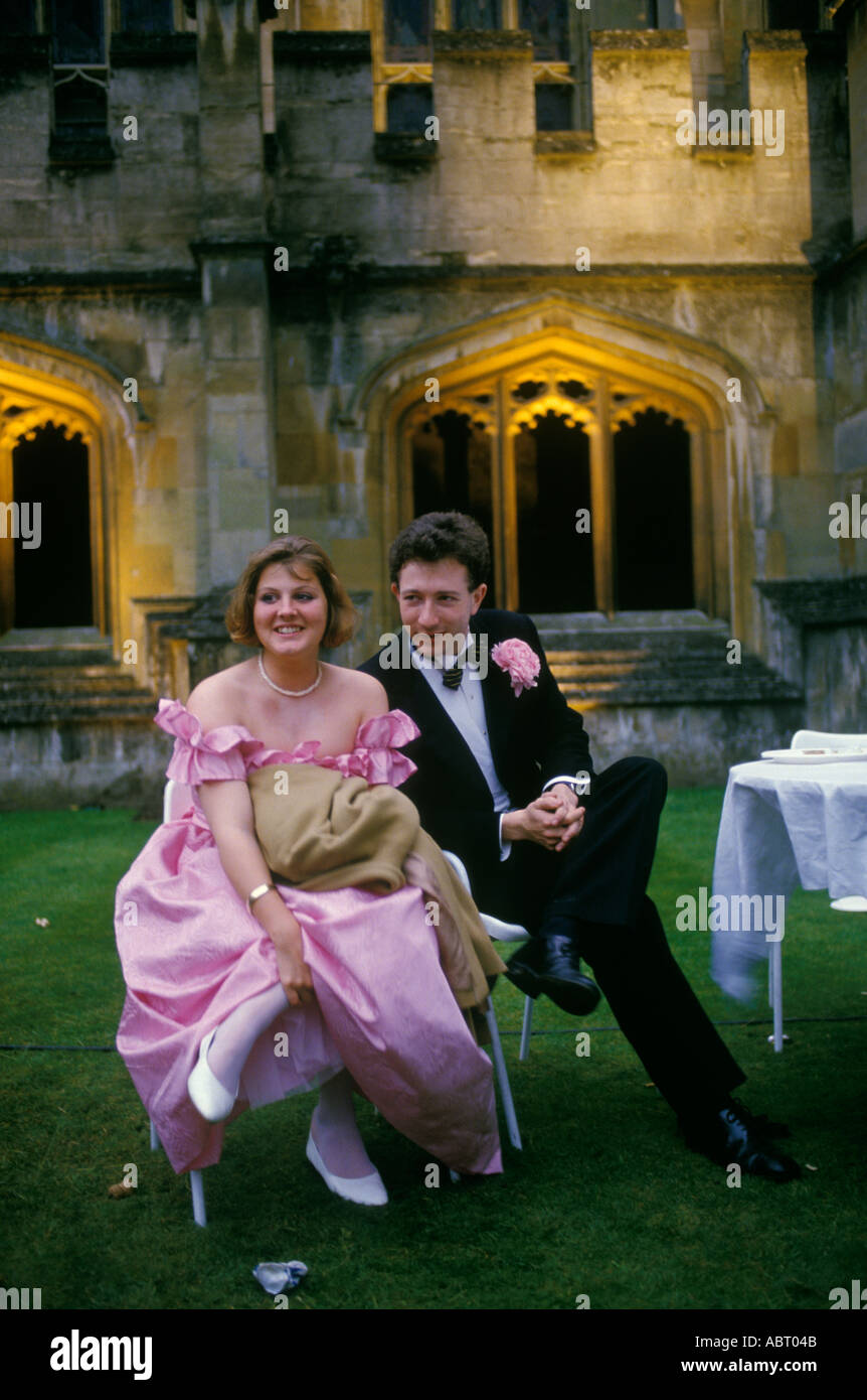 Coppia Magdalen College Oxford University fine dell'anno palla di maggio. 1980 Regno Unito vestito con un colore coordinato indossando una palla rosa abito HOMER SYKES Foto Stock