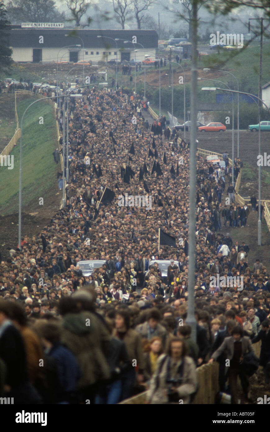 I Troubles 1980s Bobby Sands MP funerale 1981 Irlanda del Nord 80s La folla si riunisce in processione al cimitero di Mill Town Belfast HOMER SYKES Foto Stock