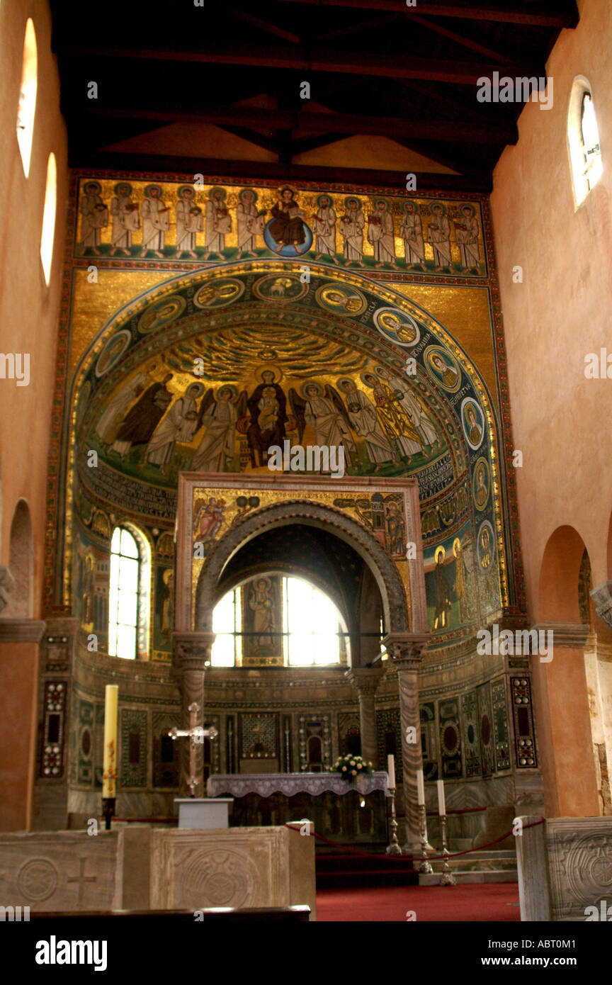 Un baldacchino decorato sul tredicesimo secolo ciborio nel presbiterio Basilica di Euphrasius Porec Foto Stock