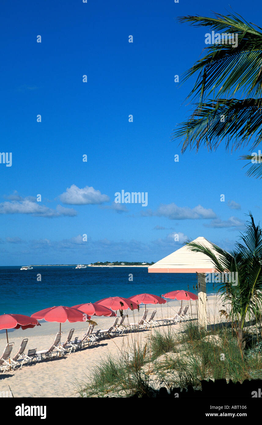 Caraibi sedie rosa ombrelloni sulla spiaggia Blue Sky provo providenciales Foto Stock