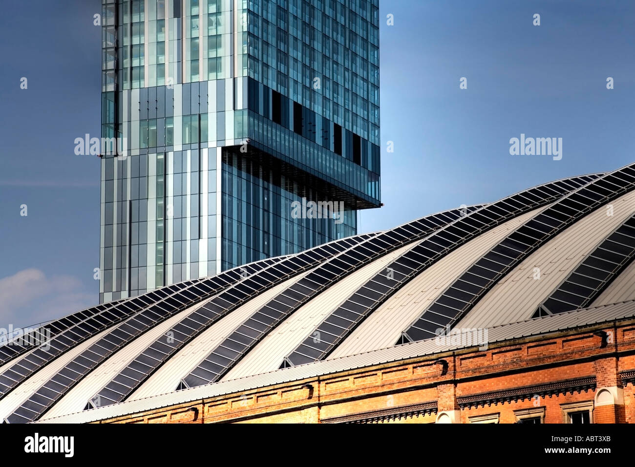 Hilton Beetham Tower 2006 completato da Ian Simpson Architects Manchester Regno Unito con il Manchester Central complessa (GMEX) in primo piano Foto Stock