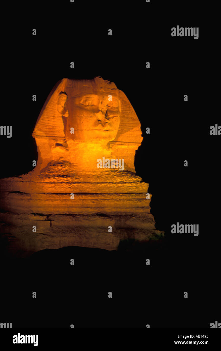Egitto Giza Sphinx Spettacolo di Suoni e Luci con un colorato in giallo volto circondato da notte nera Foto Stock
