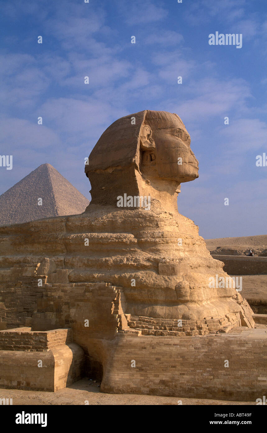 Egitto Giza Sfinge con grande piramide dietro verticale simbolo iconico Foto Stock