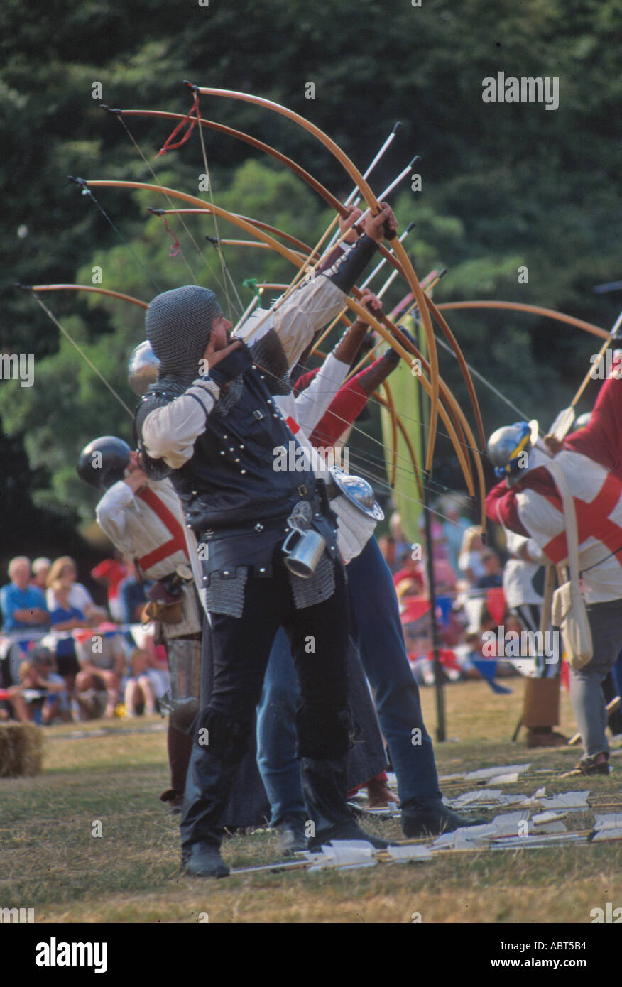 Gli esseri umani arcieri: Castello di Herstmonceux Sussex Foto Stock