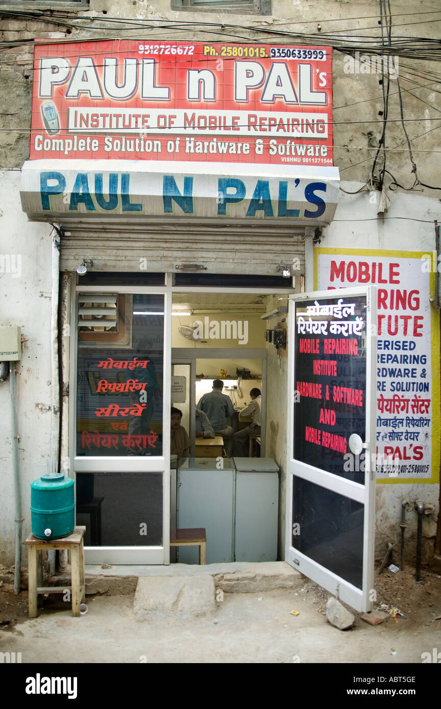 Paolo n Pal s Mobile riparazione Istituto Delhi India Foto Stock