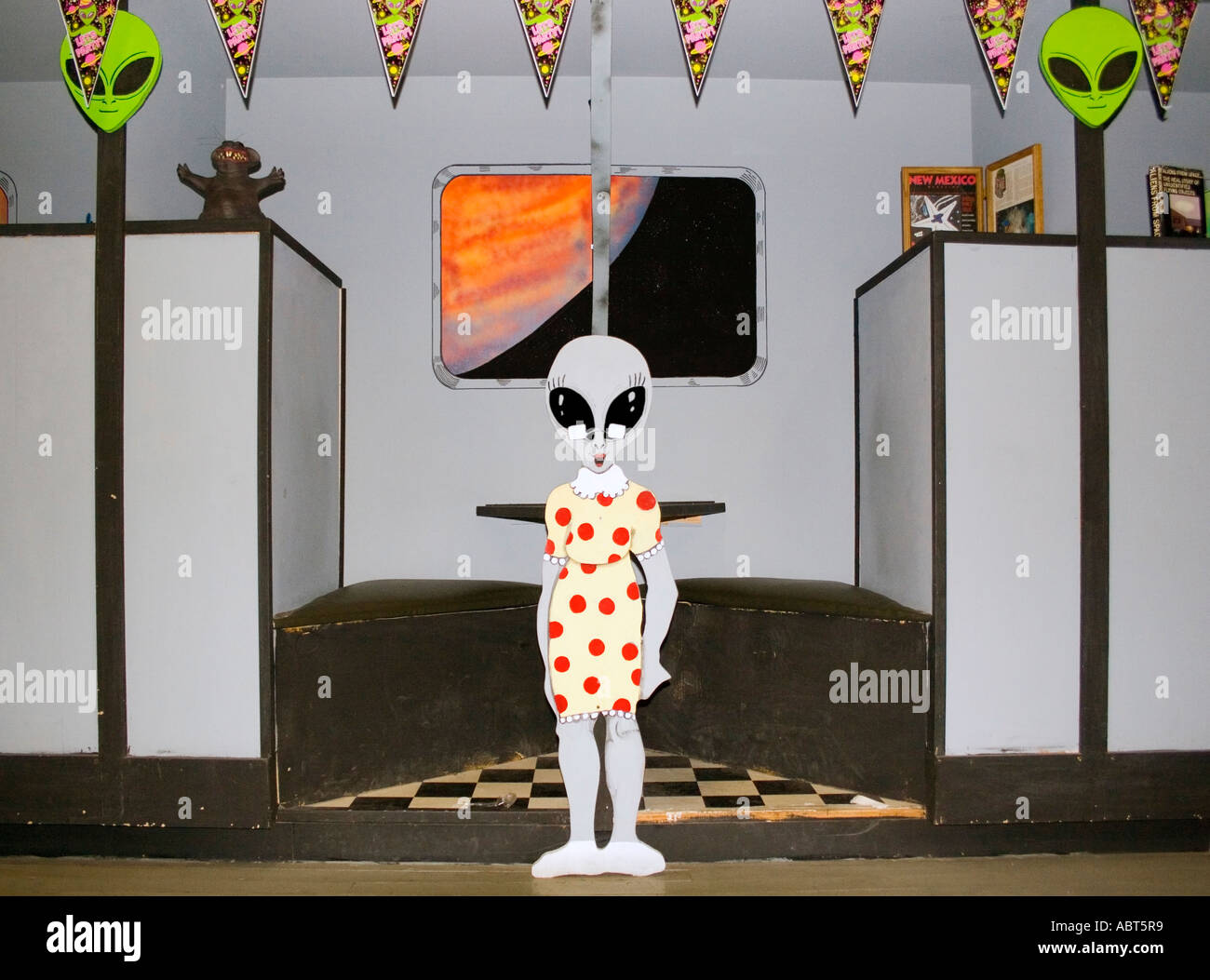 Alien cameriera in una cena presso un negozio di articoli da regalo a Roswell New Mexico Foto Stock