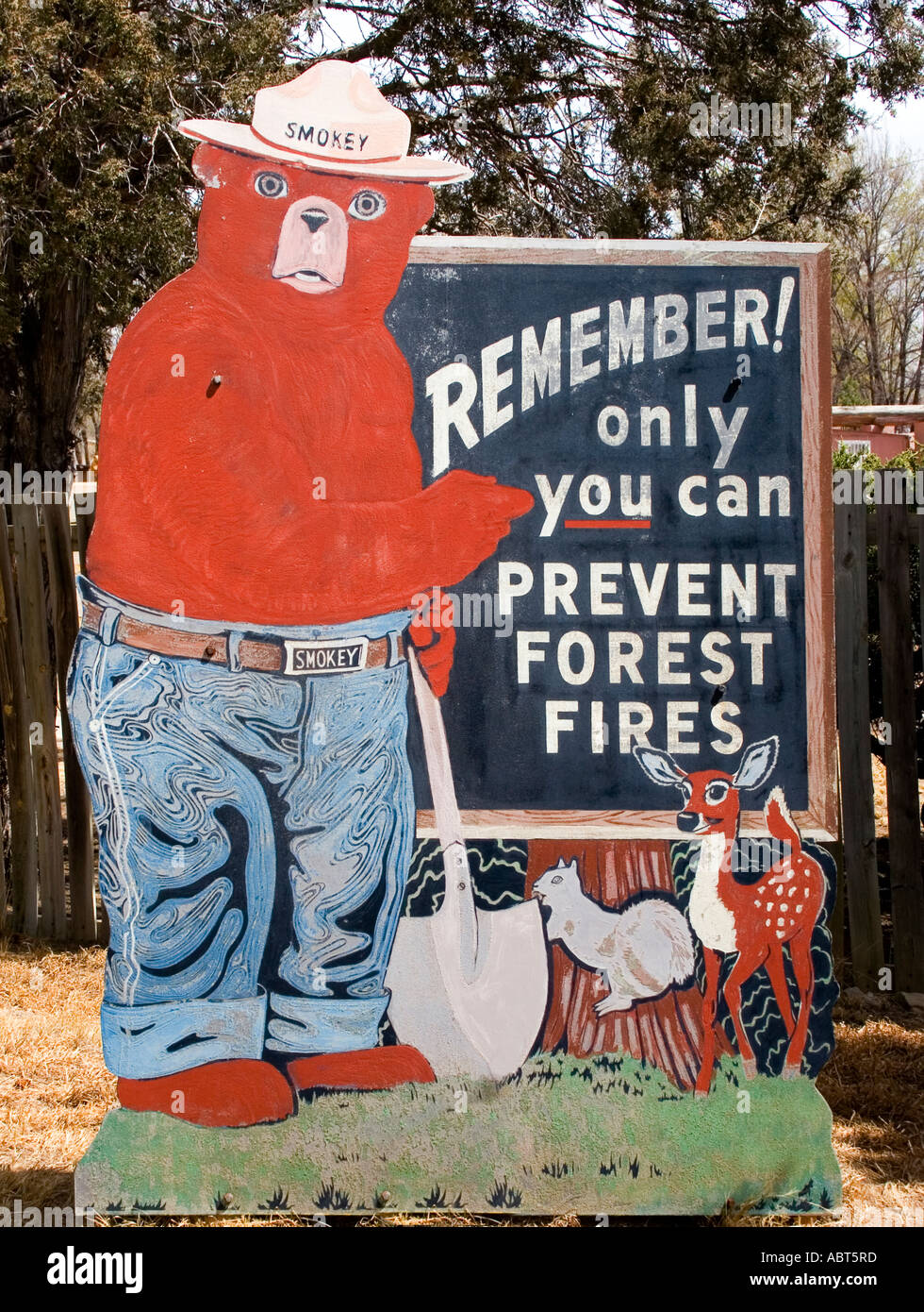 Smokey Bear tagliato fuori cartellone presso il museo e la sua tomba sito in Capitan New Mexico Foto Stock