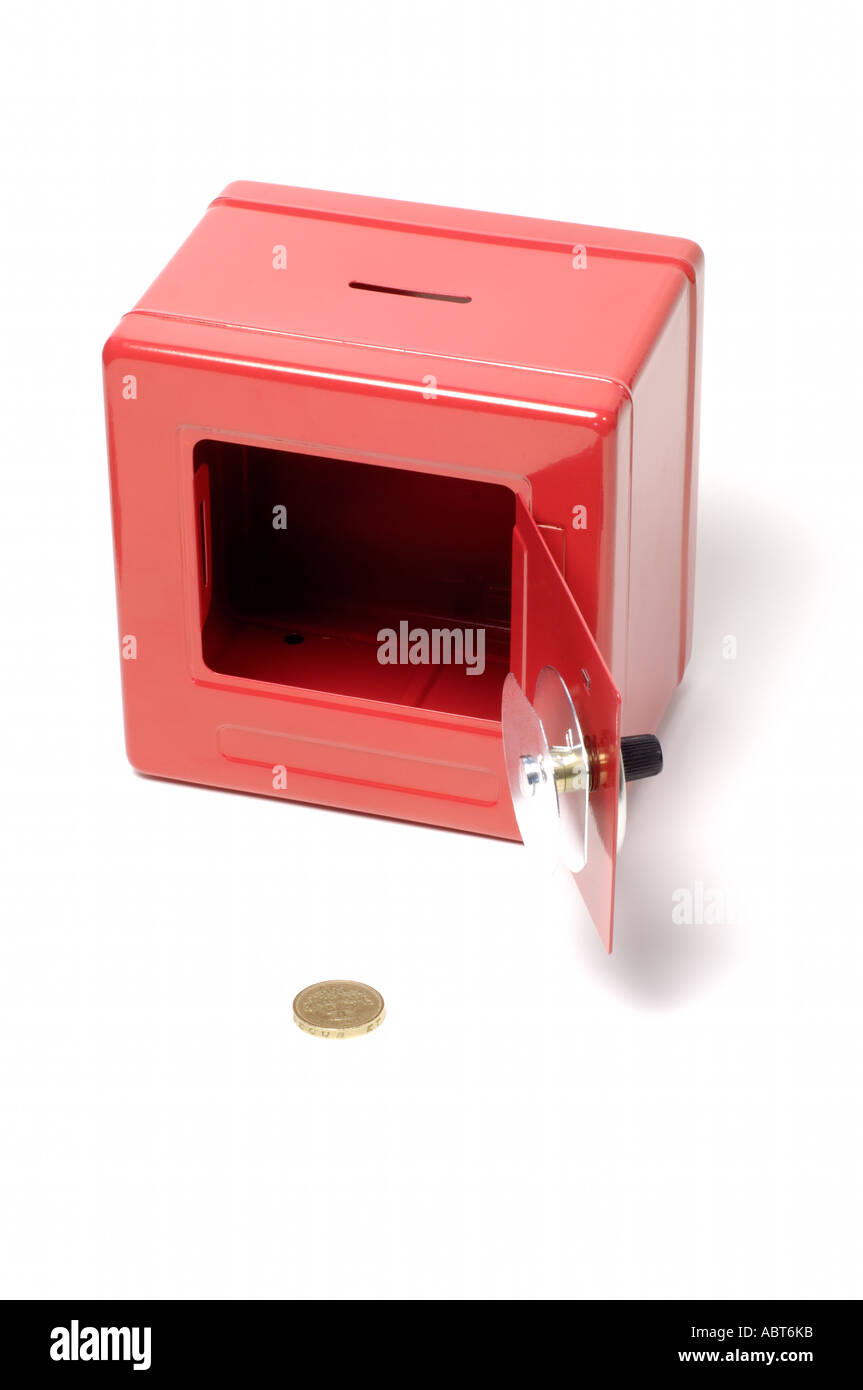 Rosso scatola di denaro con una sterlina moneta a sinistra Foto Stock