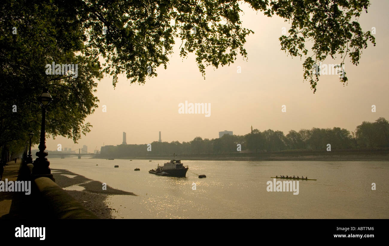 La mattina presto primavera downriver vista dal Chelsea Embankment guardando verso Battersea Park e la stazione di alimentazione London Inghilterra England Foto Stock