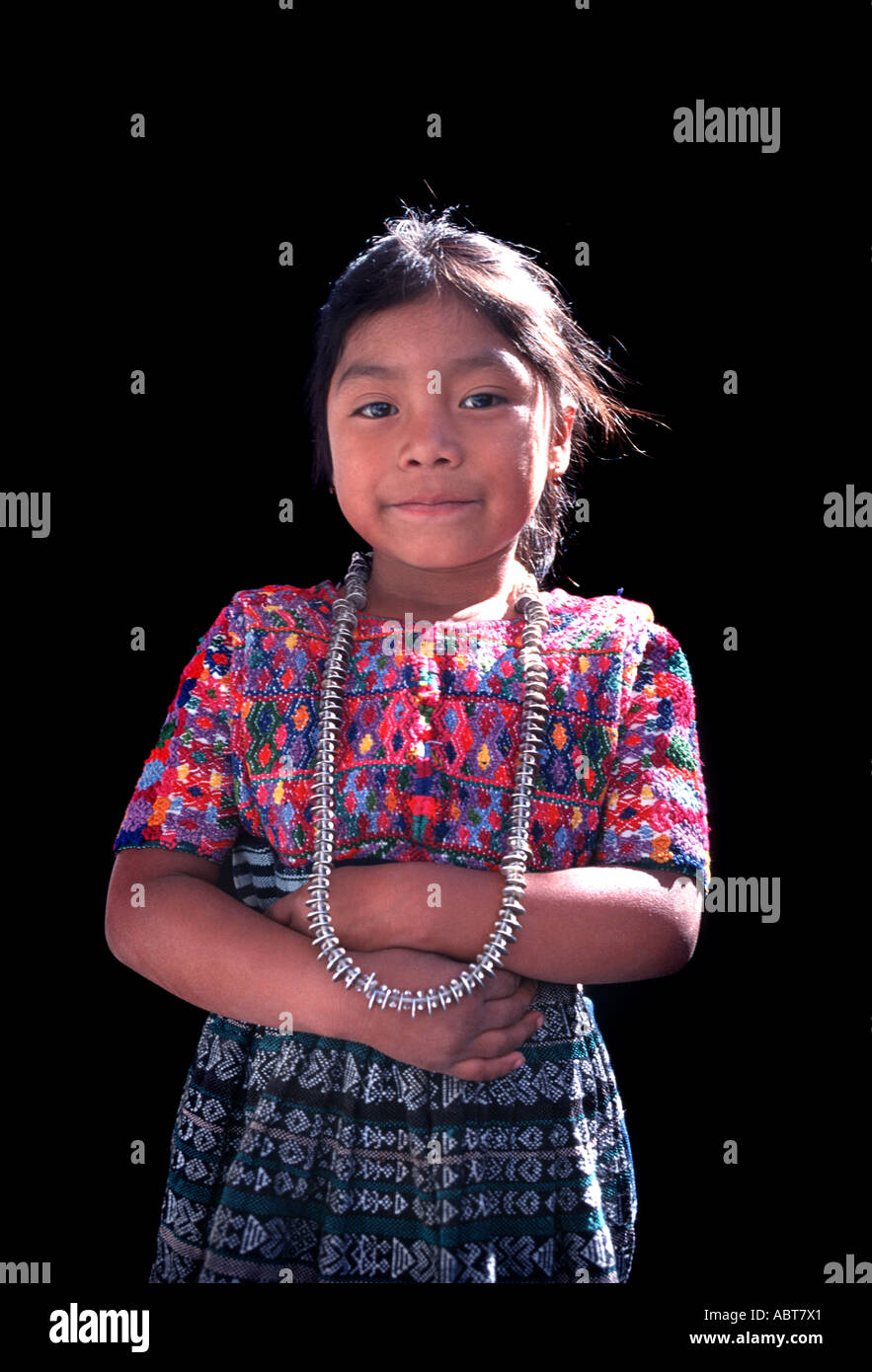 Ritratto di una giovane ragazza Maya in tradizionale stile costume della sua comunità di San Pedro Sacatepequez Guatemala America Centrale Foto Stock