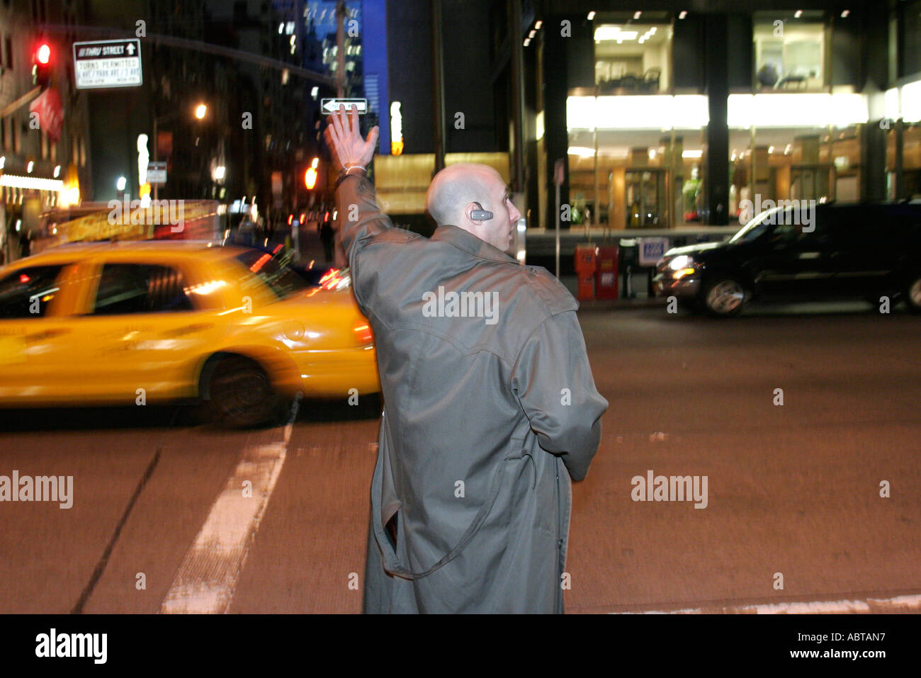 New York City,NY NYC,Manhattan,Avenue of the Americas,West 54th Street,man hails taxi,taxi,taxi,taxi,visitatori viaggio viaggio turismo turistico la Foto Stock