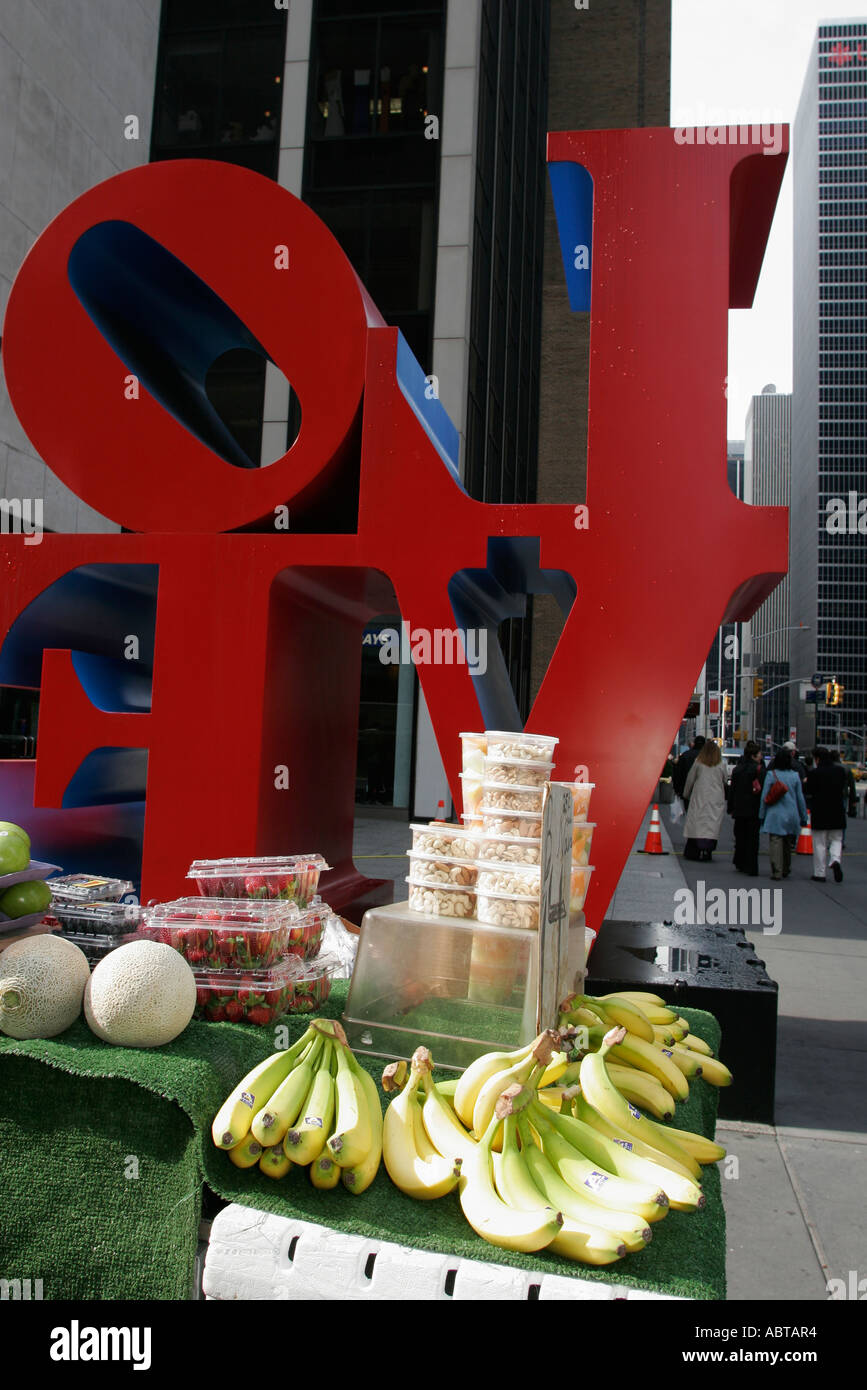 New York City,NY NYC,Manhattan,Avenue of the Americas,West 55th Street,LOVE Sculpture,produce,frutta,verdura,cibo,stand,banane,NY06040502 Foto Stock