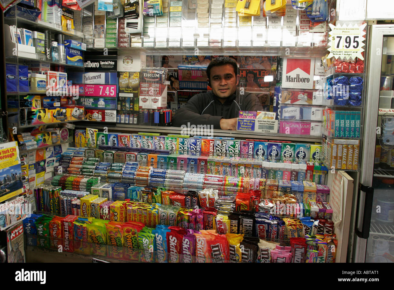 New York City,NY NYC,Manhattan,7th Avenue,West 53rd,Ispanico spagnolo,uomo uomo maschio,caramella,venditore venditori venditori vendere vendere,bancarella stand mercato m Foto Stock