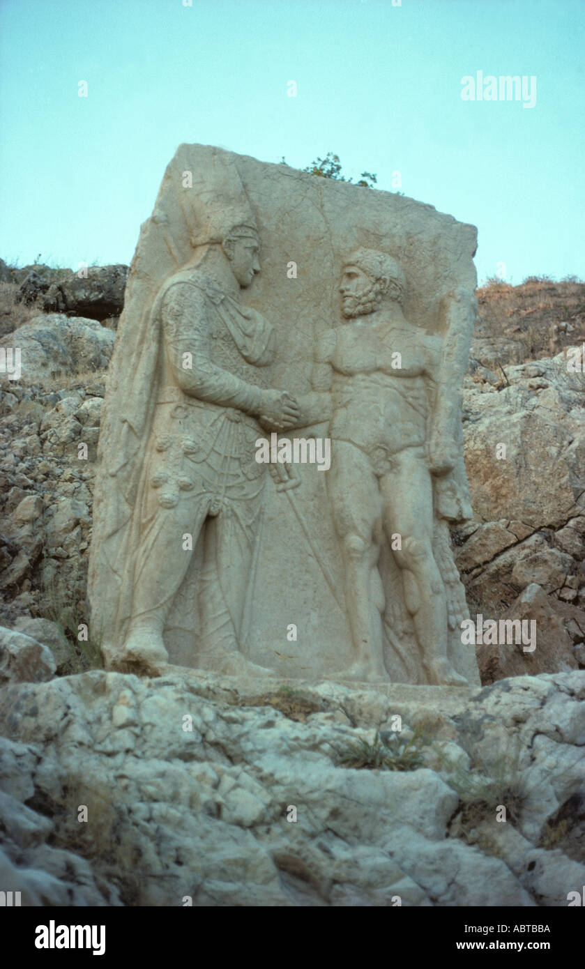 3 da 5 metri e alto rilievo calcareo di Eracle Hercules stringono le mani con Mithradates Calllinicus 50 BC Eski Kale vicino Eski Kahta Foto Stock