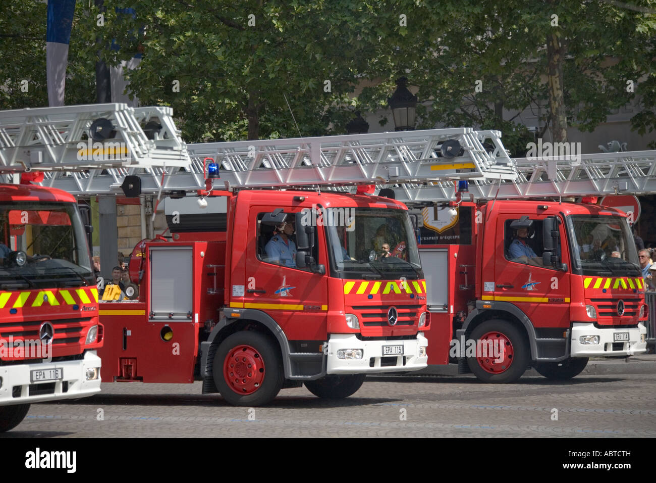 Motori Antincendio dei Sapeurs Pompiers Bastille Day parade 2007 Parigi Foto Stock