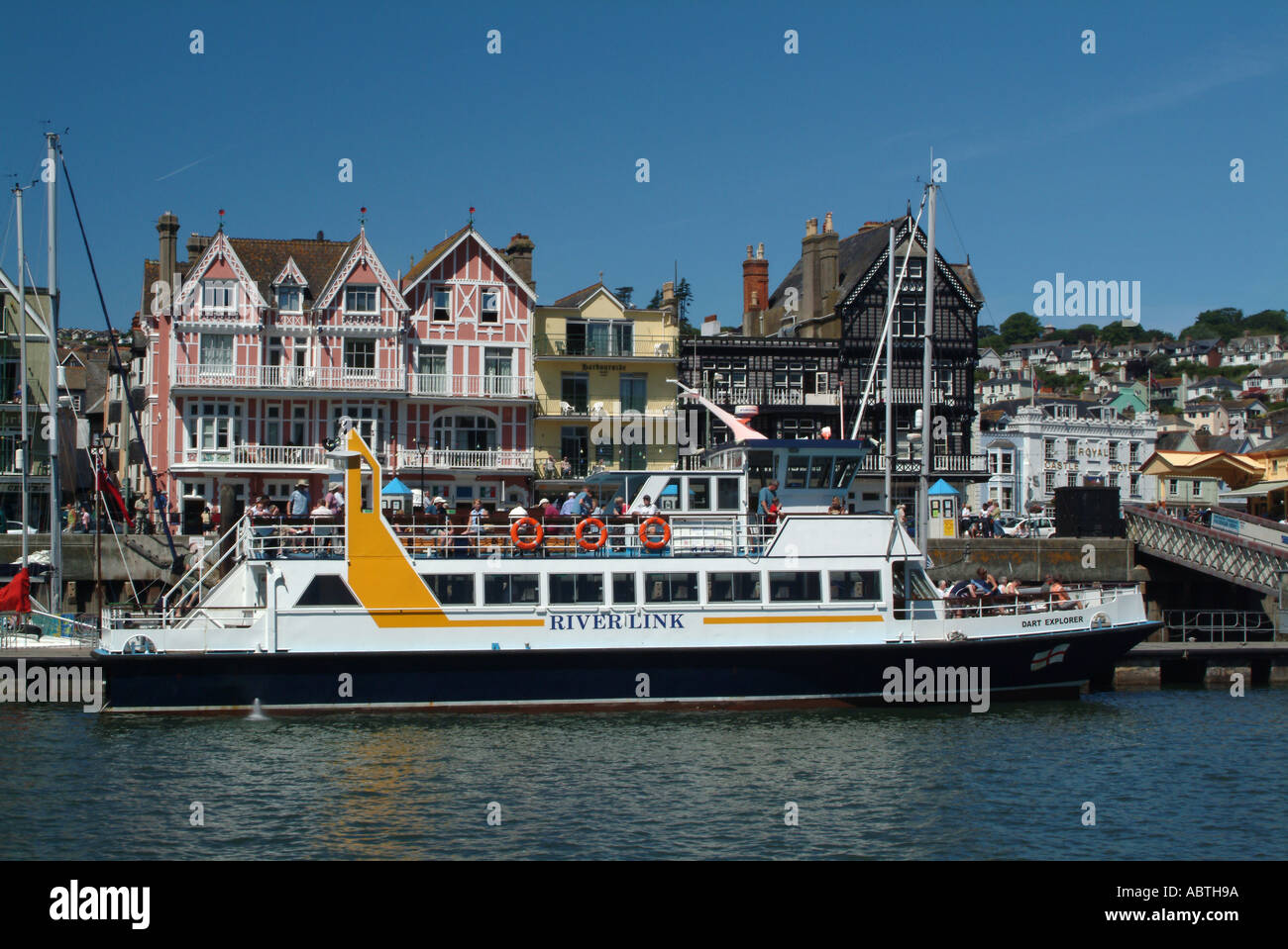 Per i passeggeri dei traghetti nel porto di ormeggio in terrapieno in Dartmouth Devon England Regno Unito Regno Unito Foto Stock