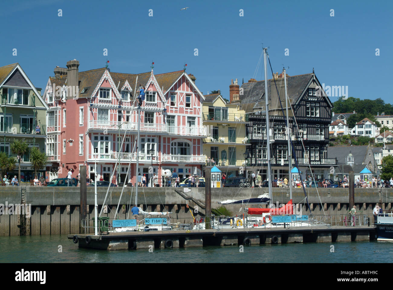 Yacht ormeggiati a Marina Piccola con terrapieno a Dartmouth Devon England Regno Unito Regno Unito Foto Stock