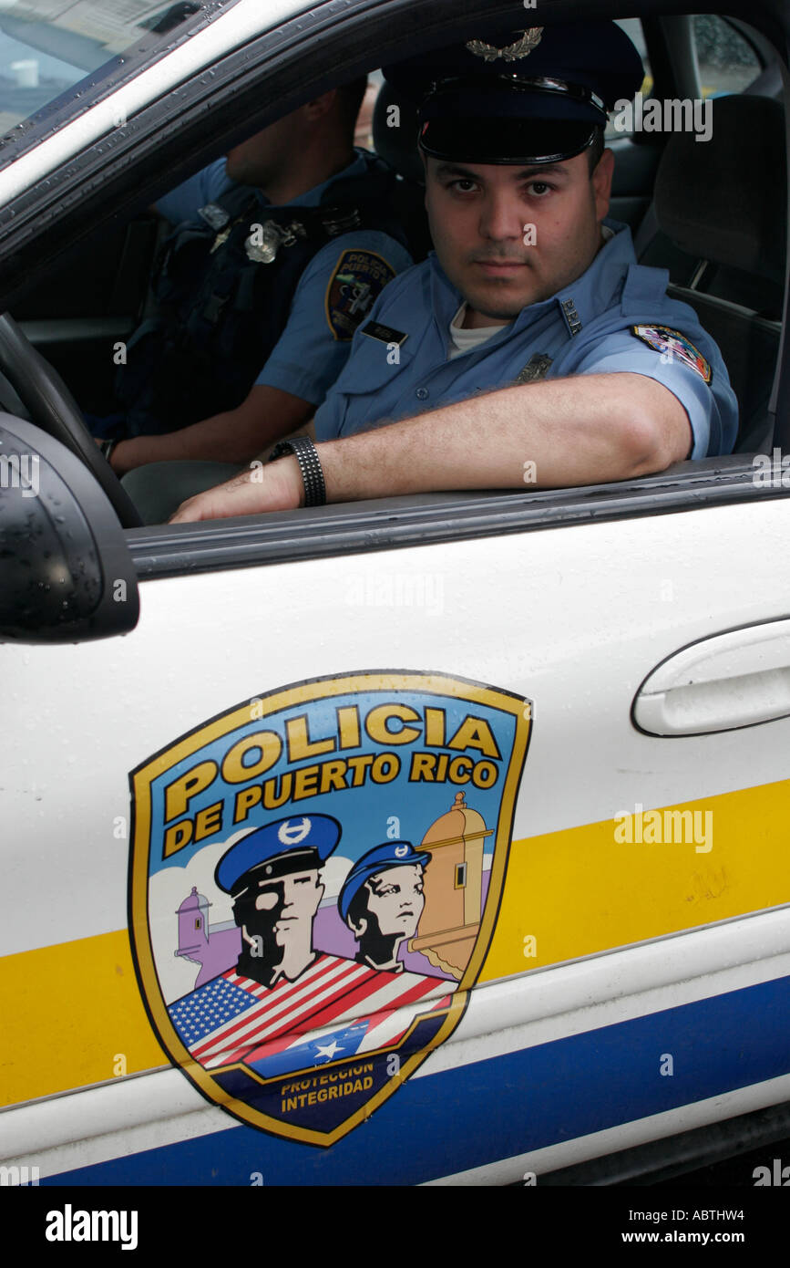 Portorico,Rican,Isola dei Caraibi,Antille grandi Vecchia San Juan,capitale,Plaza de Armas,poliziotto ispanico,lingua spagnola,emblema bilingue,Puer Foto Stock