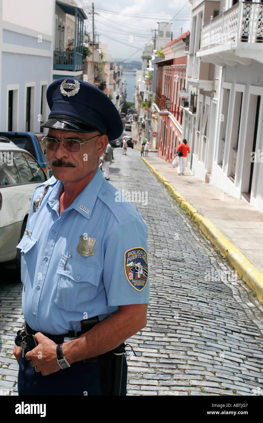 Porto Rico, Rican, Isola dei Caraibi, Antille grandi Vecchia San Juan, capitale, Calle de la Cruz, spagnolo ispanico, uomo maschio, poliziotto, PuertoRico06041 Foto Stock