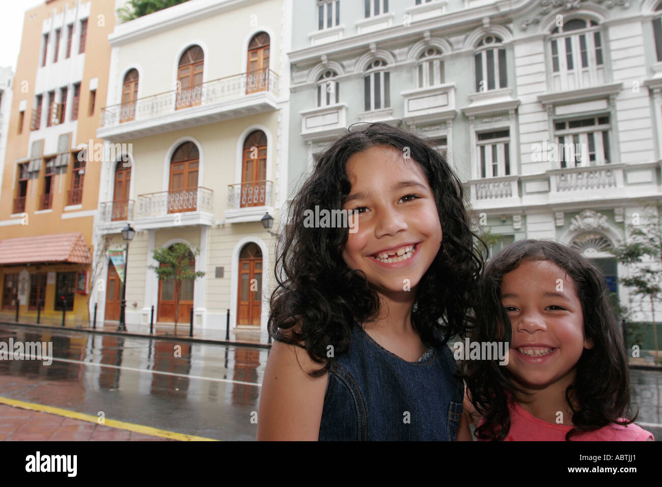 Porto Rico, Rican, Isola dei Caraibi, Antille grandi Vecchia San Juan, capitale, Calle Recinto sur, sorelle ispaniche, sorriso, sorridente, architettura PuertoRico Foto Stock