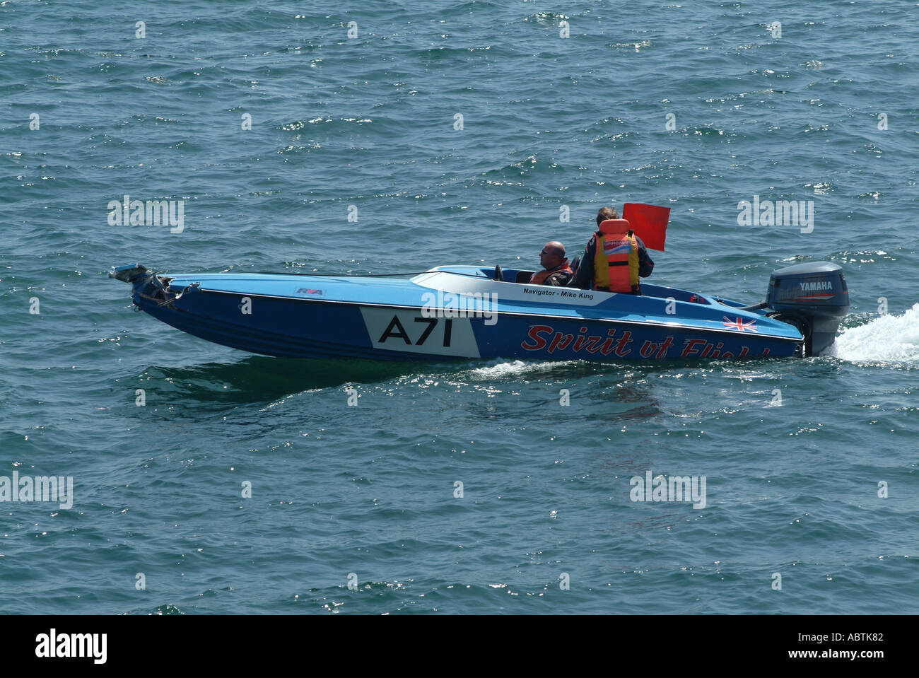 Danneggiato a prua Powerboat il ritiro dalla gara a Plymouth Devon England Regno Unito Regno Unito Foto Stock