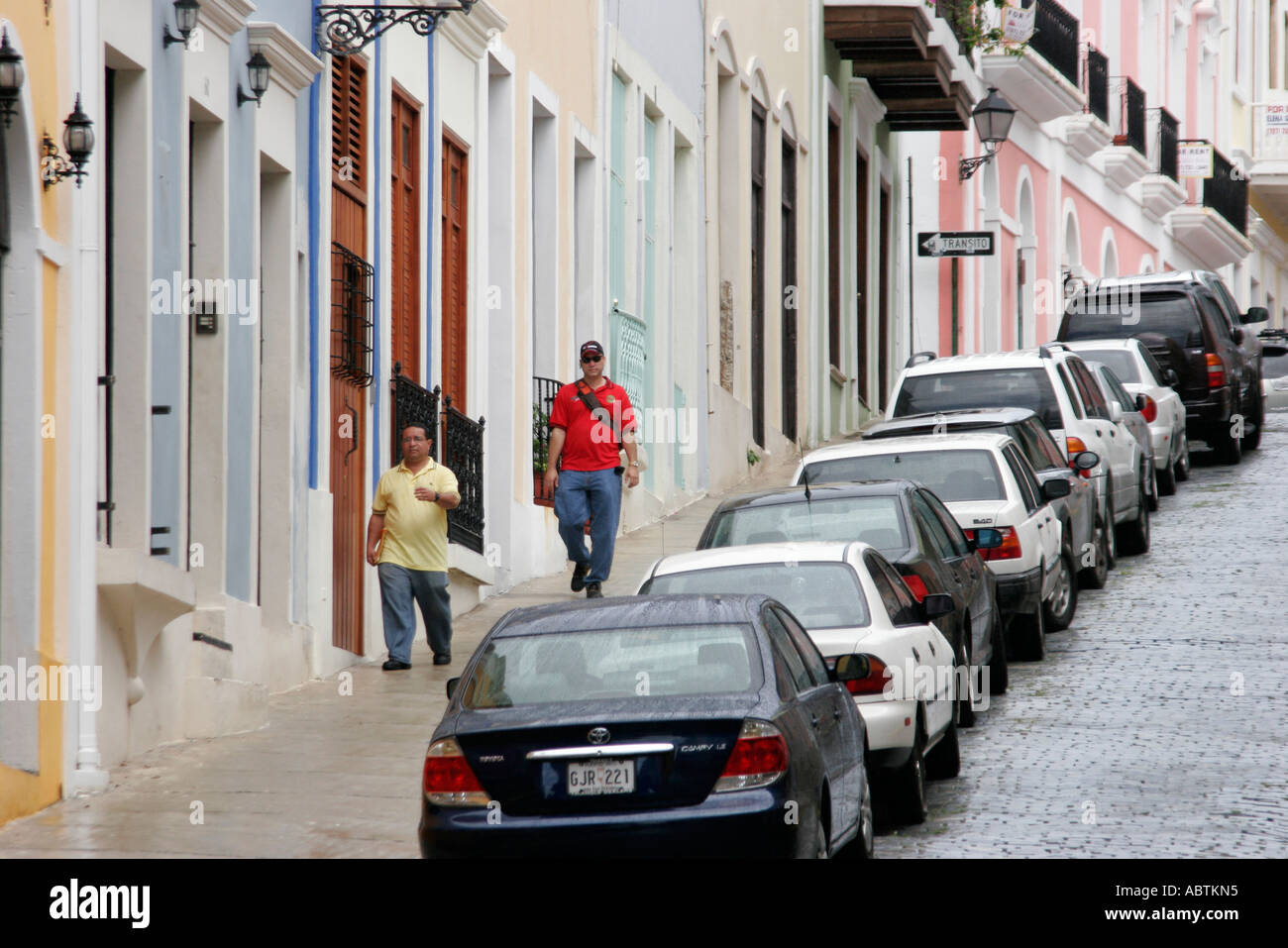 Portorico, Rican, Isola dei Caraibi, Antille grandi Vecchia San Juan, capitale, Calle de la Cruz, architettura coloniale, ripida collina, edifici, skyline della città Foto Stock