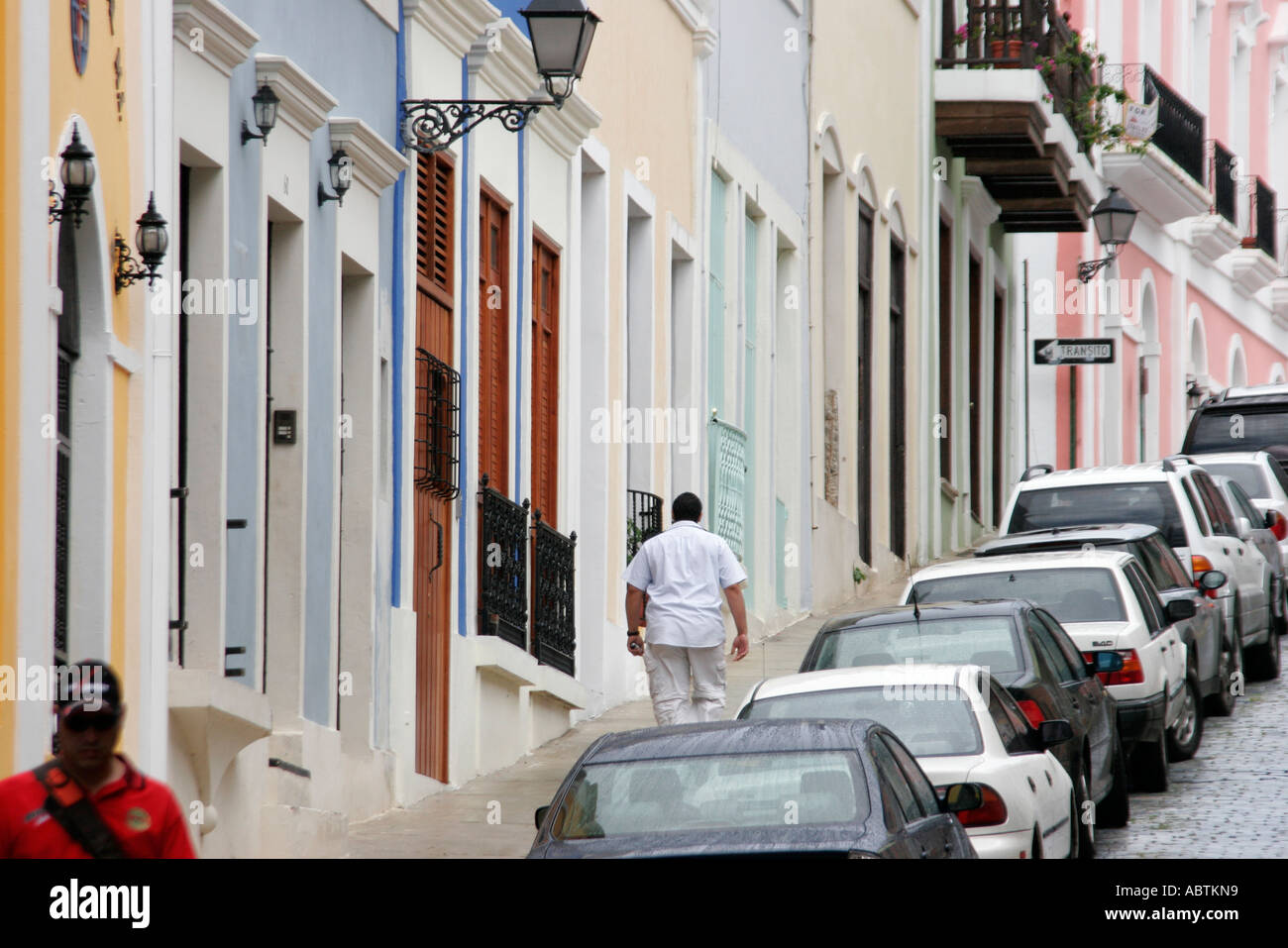 Portorico, Rican, Isola dei Caraibi, Antille grandi Vecchia San Juan, capitale, Calle de la Cruz, architettura coloniale, ripida collina, edifici, skyline della città Foto Stock