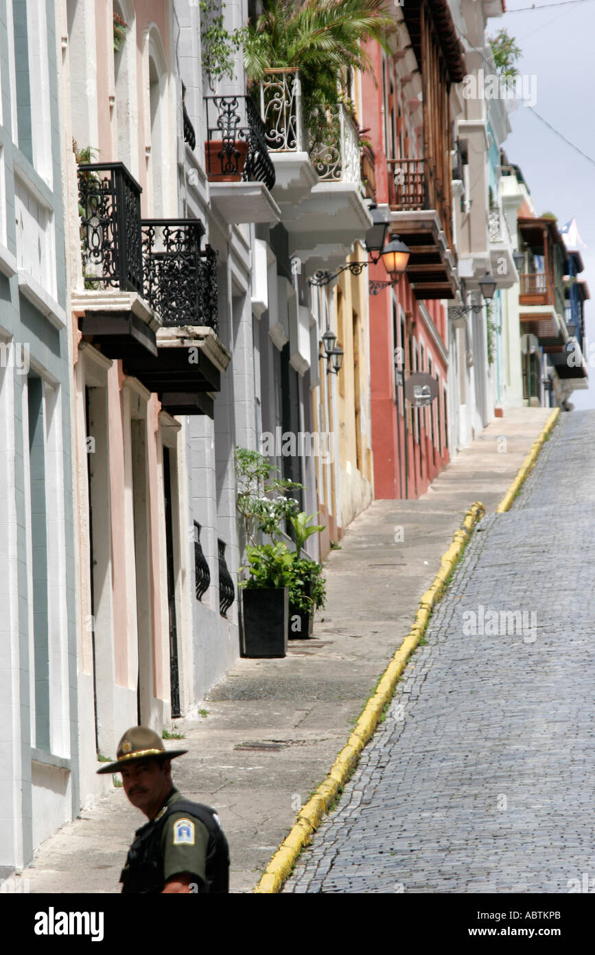 Portorico,Rican,Isola dei Caraibi,Antille grandi Vecchia San Juan,capitale,Calle de la Cruz,architettura,architettura,collina ripida,latino ispanico la Foto Stock
